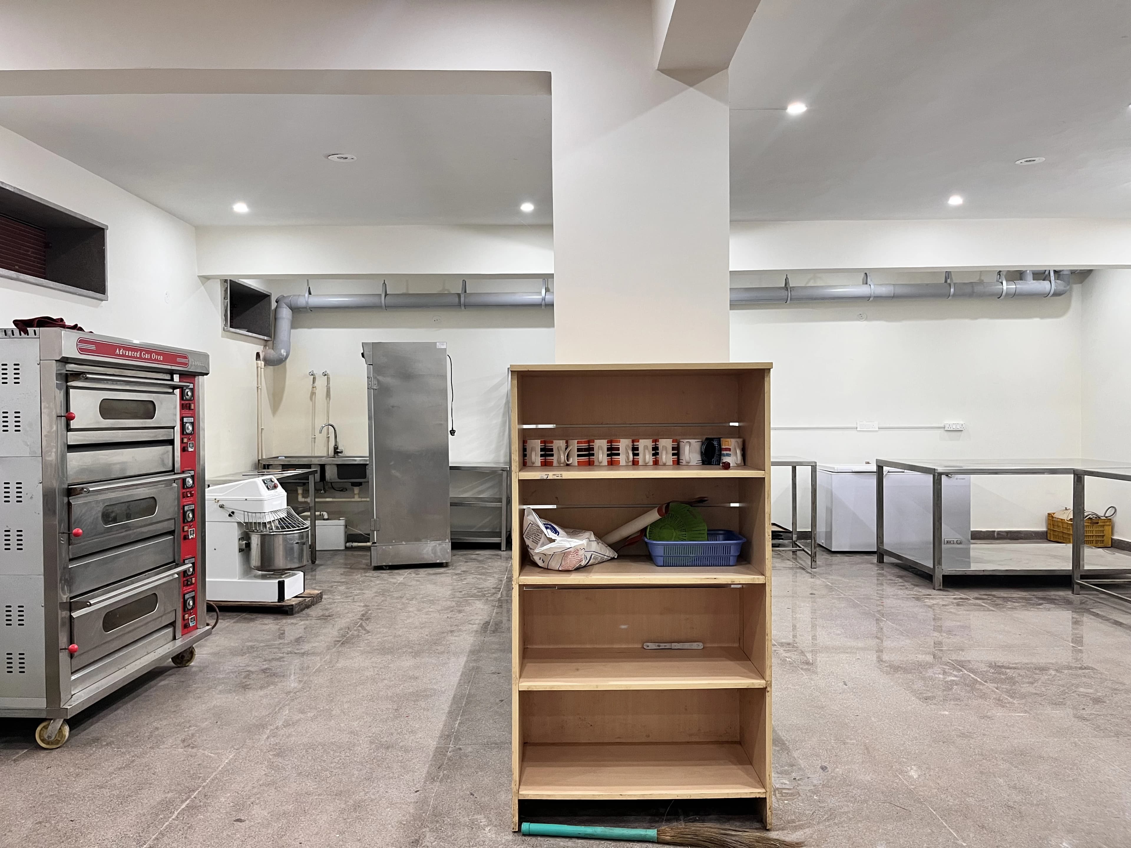 Packaging station with equipment